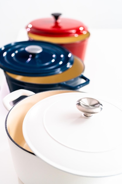 Bucătărie luminată cu vase